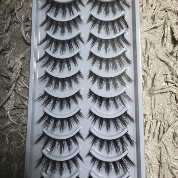 False eyelashes - Picture 1 of 5